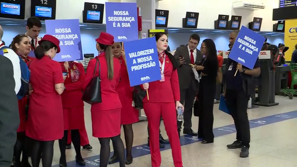Funcionários da Avianca fazem protesto no Aeroporto Santos Dumont, no Rio — Foto: Reprodução/TV Globo