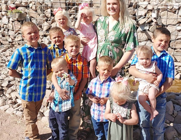 Courtney Rogers ao lado dos 10 filhos e grávida do 11º filho (Foto: Reprodução/Instagram/littlehouseinthehighdesert)