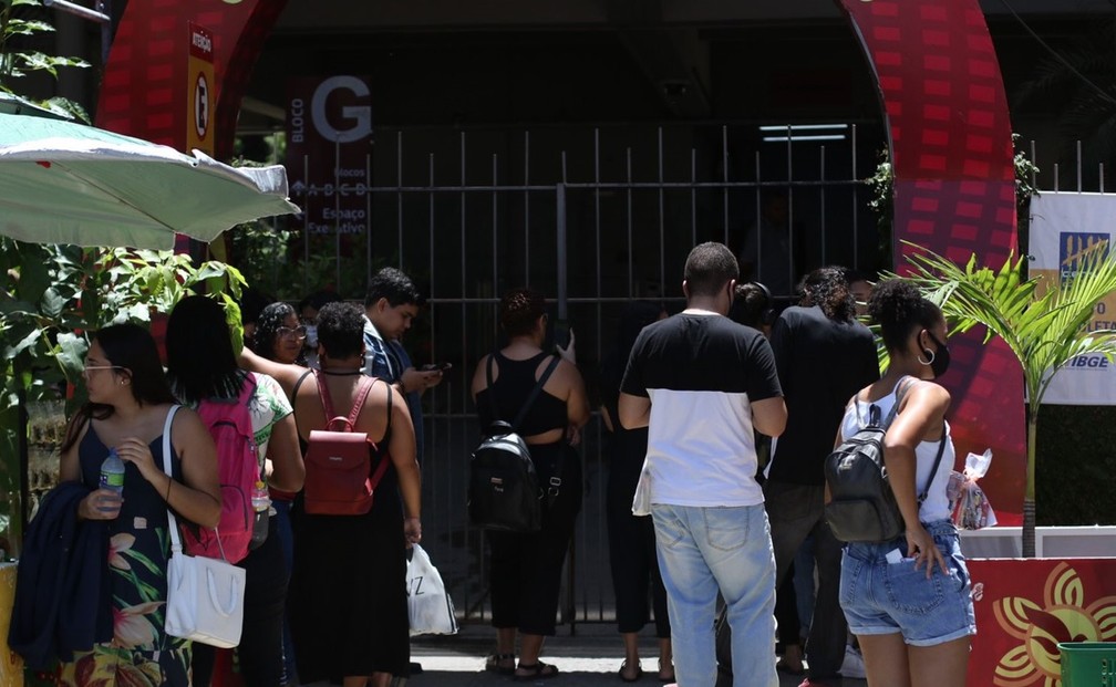 Entrada de um dos prédios de aplicação de provas do Enem, no Recife — Foto: Marlon Costa/Pernambuco Press