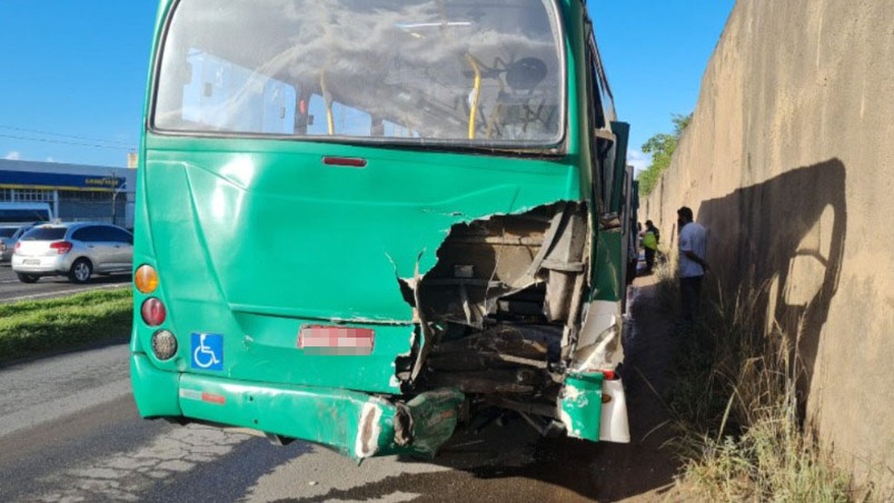 Batida entre ônibus e caminhão deixa sete feridos na BR-324 — Foto: Rildo de Jesus/TV Bahia