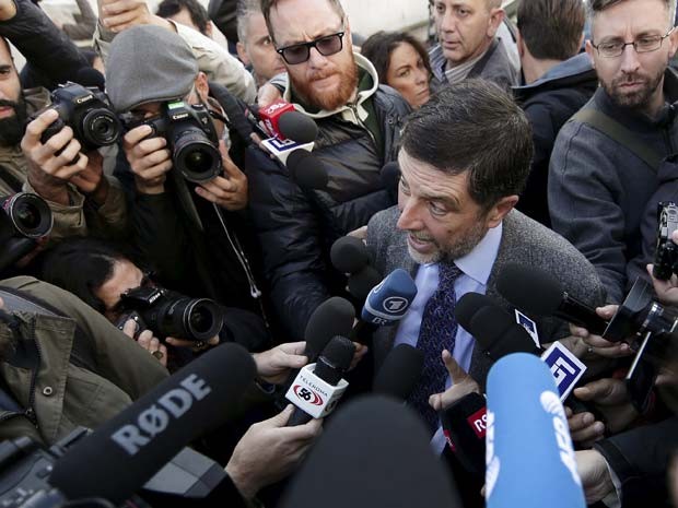 Bruno Naso, advogado de Massimo Carminati, é cercado por repórteres ao chegar no Palácio da Justiça de Roma para o julgamnto da 'Máfia Capital' nesta quinta-feira (5) (Foto: REUTERS/Yara Nardi)