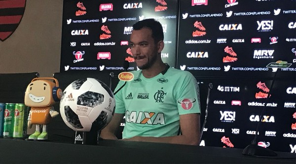 Réver evita escolher entre Muralha e César e diz que Fla precisa conter ansiedade