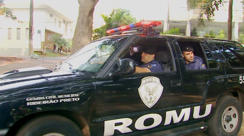 Guardas Civis Municipais agem no cumprimento de medidas protetivas em Ribeirão Preto — Foto: Reprodução/EPTV