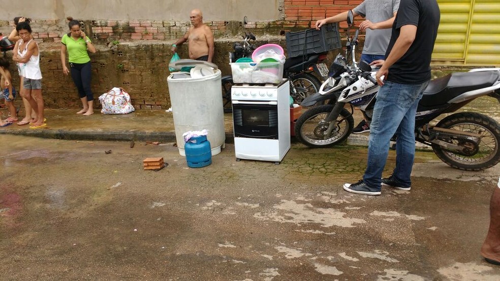 Moradores tentaram salvar o máximo de móveis que conseguiram. Pastora diz que água invadiu casa de repente (Foto: Dora Araújo/Arquivo Pessoal)