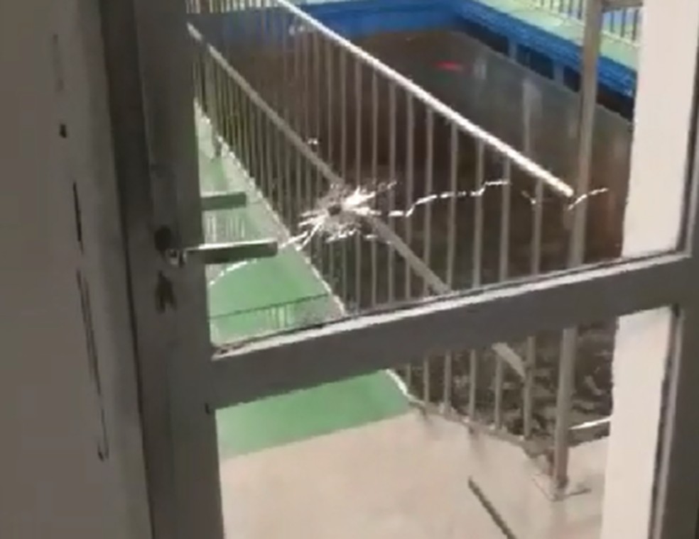 Marca de tiro em vidro da ETA do Jiqui, na Grande Natal, onde ocorreu assaltado na madrugada desta quinta (9) — Foto: Caern/Divulgação