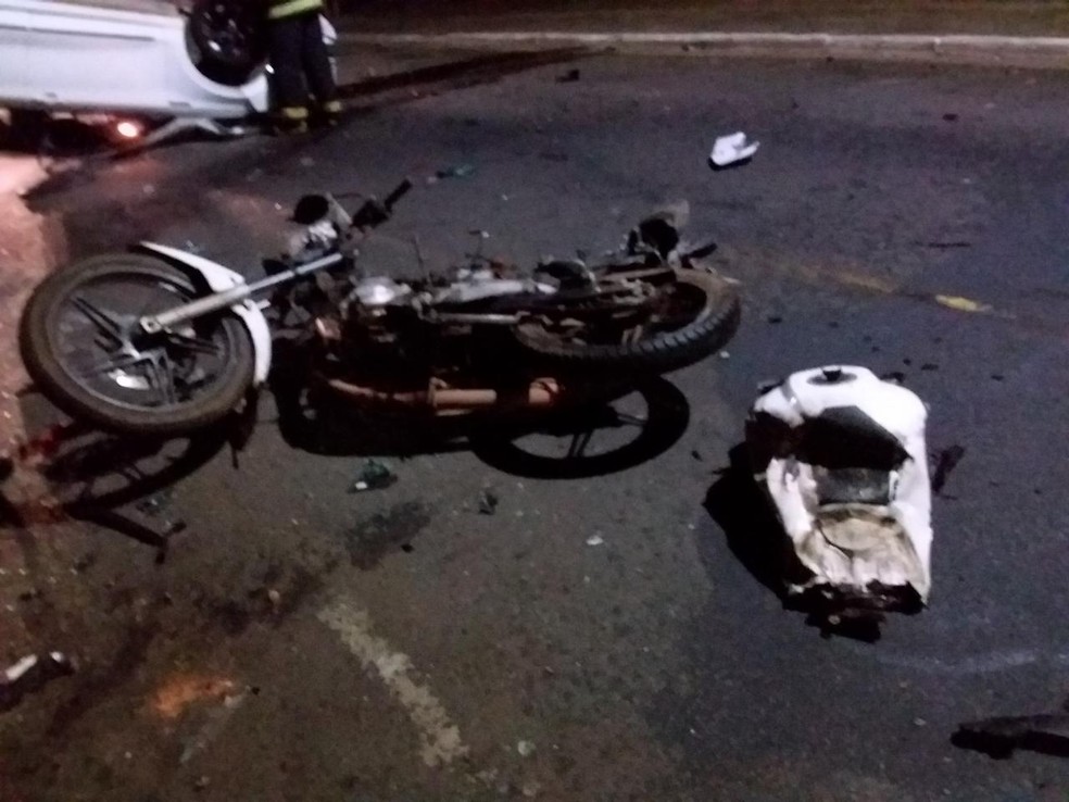 Moto da vítima ficou destruída — Foto: PM/Divulgação