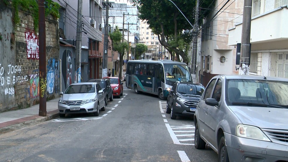Ônibus não consegue subir ladeira na Fonte Grande — Foto: Reprodução/TV Gazeta
