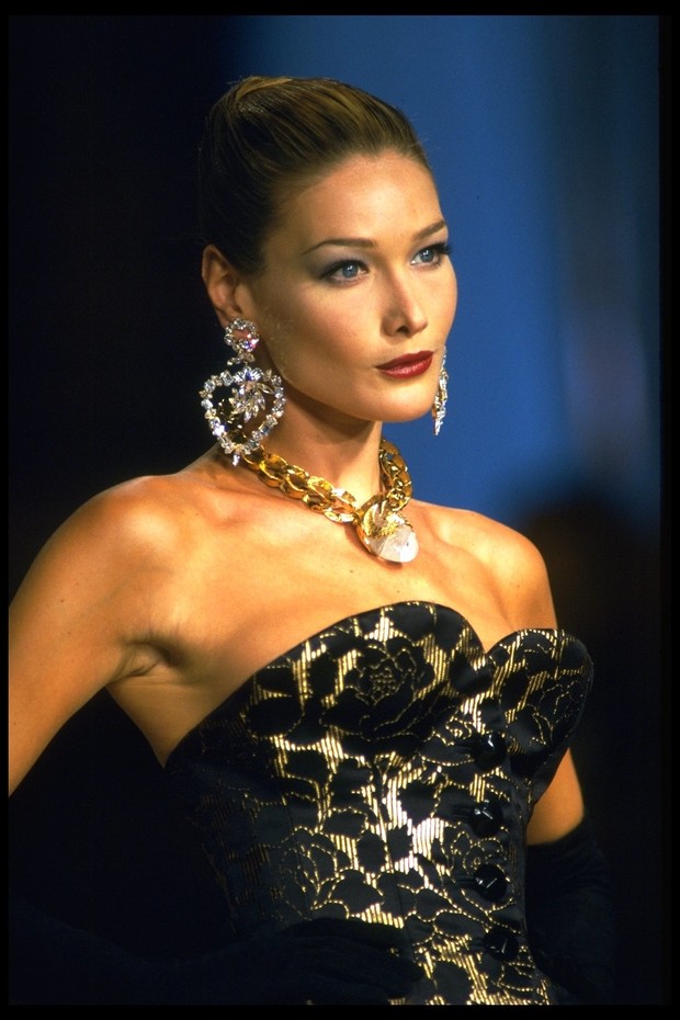 HAUTE COUTURE FASHION, AUTUMN-WINTER 95/96: ST LAURENT (Photo by THIERRY ORBAN/Sygma via Getty Images) (Foto: Sygma via Getty Images)