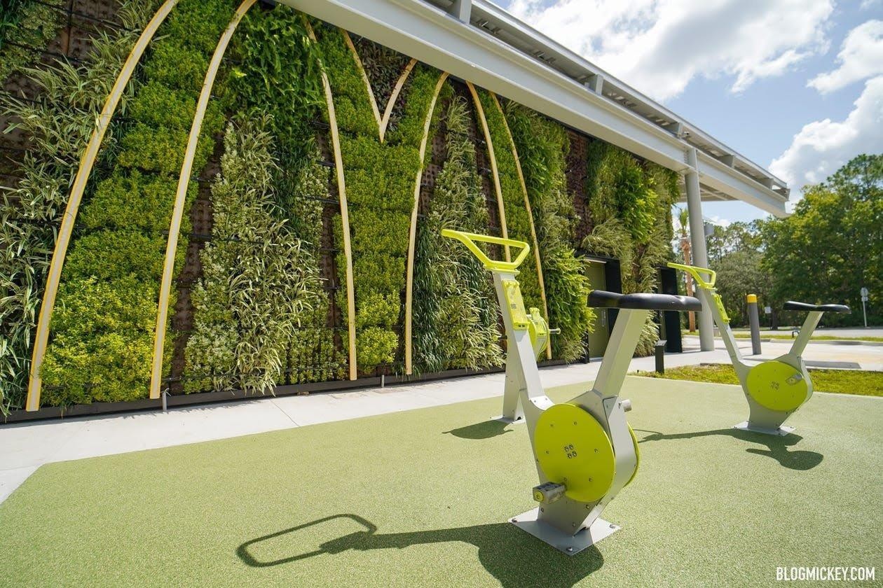 Na área verde, que ganha um jardim vertical na logo do restaurante, bicicletas geram energia que podem recarregar celulares (Foto: Reprodução / Blog Mickey.com)