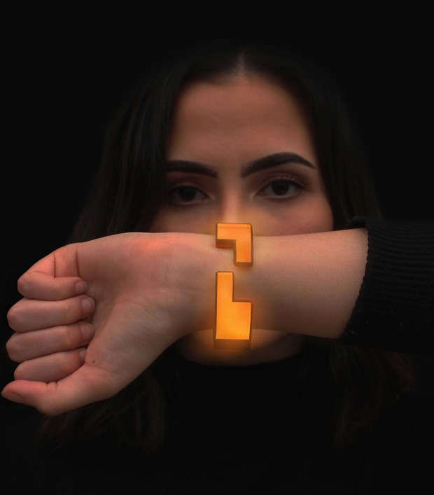Estudante de design cria pulseira que faz alerta de assédio (Foto: Divulgação )