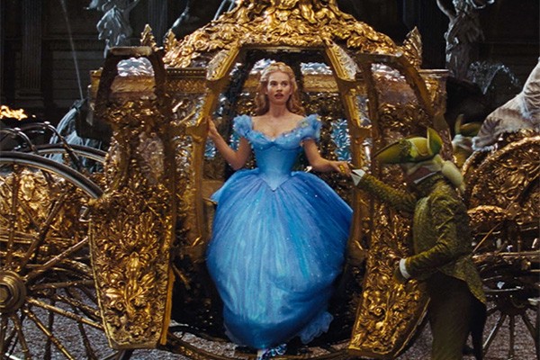 Lily James vive Cinderela em nova versão do clássico (Foto: Divulgação)