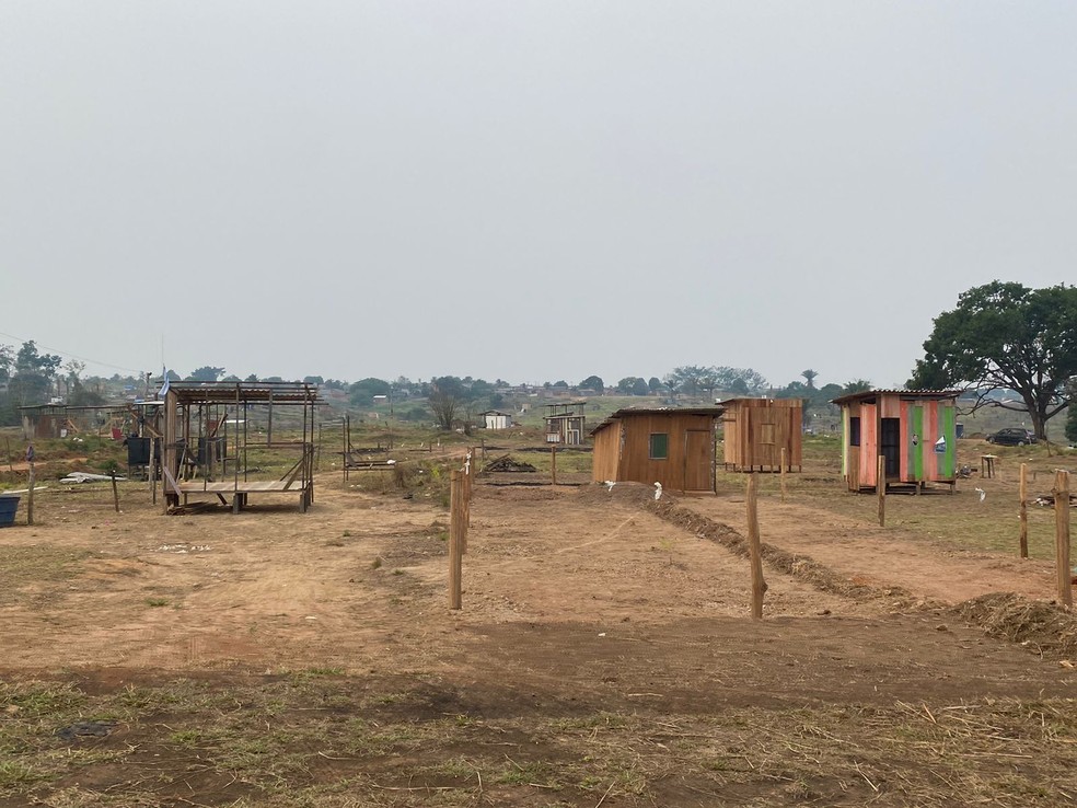 Casas são feitas em área de invasão — Foto: Arquivo pessoal 