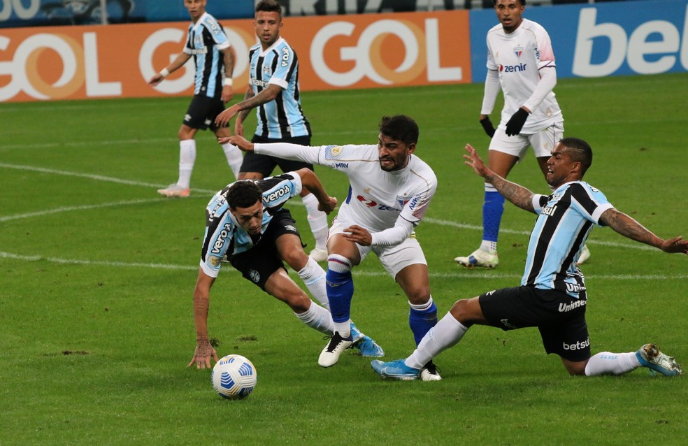 Victor Bobsin e Douglas Costa não conseguiram dar a vitória ao Grêmio — Foto: Tomás Hammes