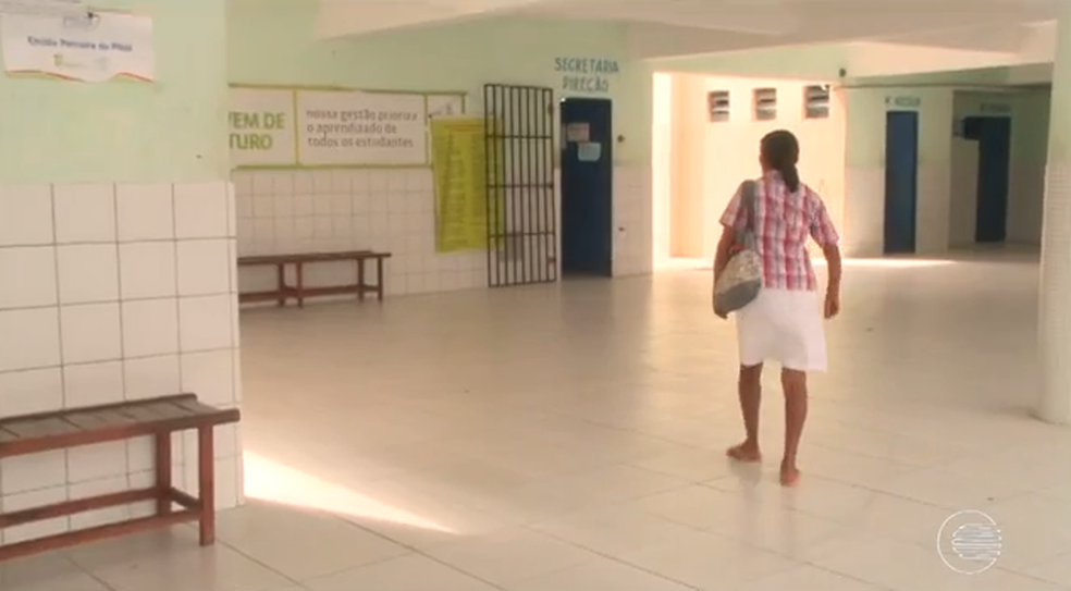 Na Escola Govenador João Clímaco Almeida tem 45 professores e 920 alunos e as aulas por lá não acontecem há trinta dias.  (Foto: Reprodução/TV Clube)