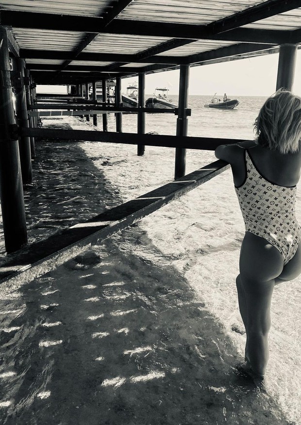 Flávia Alessandra arrasa na praia com maiô da Louis Vuitton (Foto: Reprodução/Instagram)