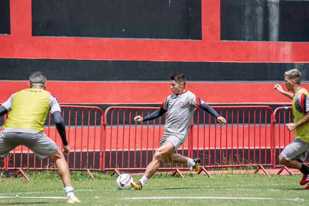 Osvaldo treinou com bola nesta quarta-feira — Foto: Victor Ferreira/ EC Vitória