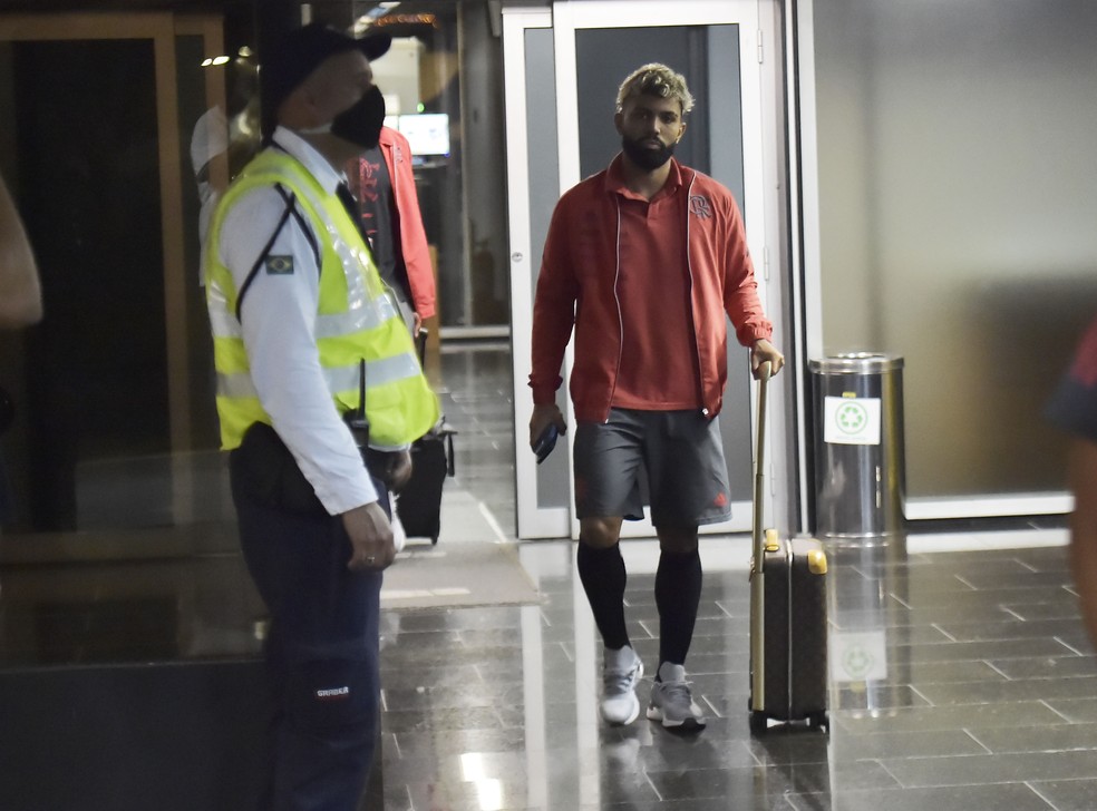 Gabigol desembarca no Gale&atilde;o ap&oacute;s Flamengo perder o t&iacute;tulo da Supercopa &mdash; Foto: Andr&eacute; Dur&atilde;o/ge