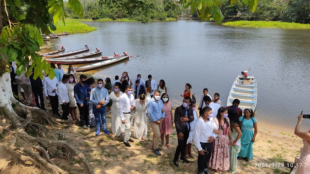 Casamento foi feito às margens do Rio Crôa, em Cruzeiro do Sul — Foto: Glédisson Albano/Rede Amazônica Acre