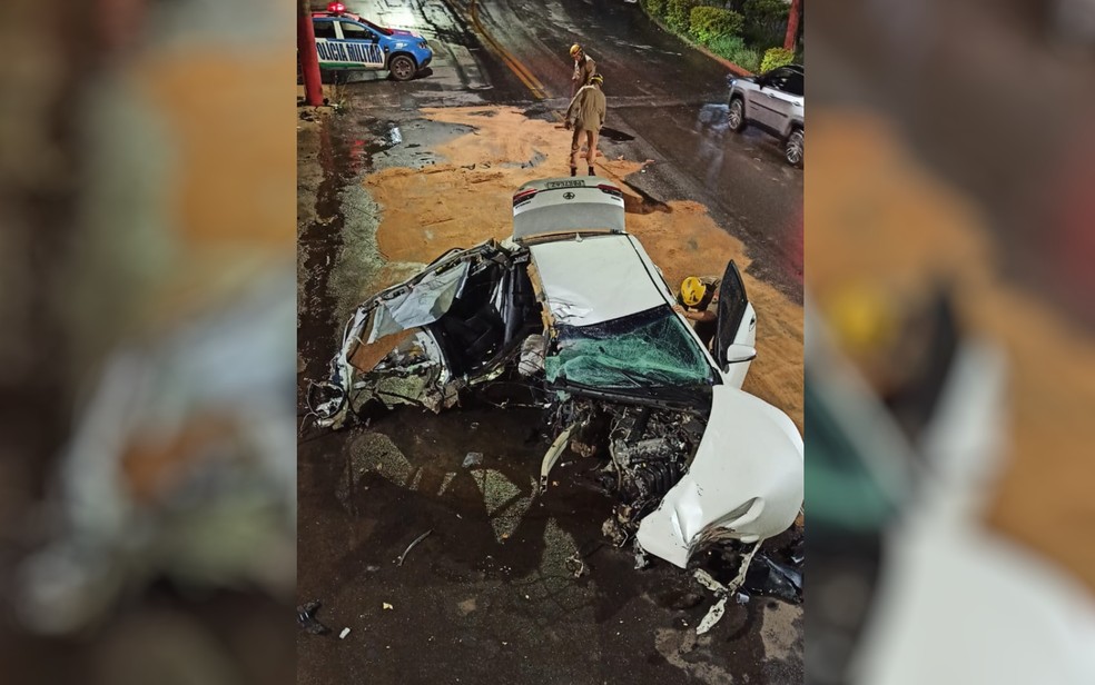 Carro fica completamente destruído depois de bater contra poste em avenida de Anápolis, Goiás — Foto: Reprodução/TV Anhanguera