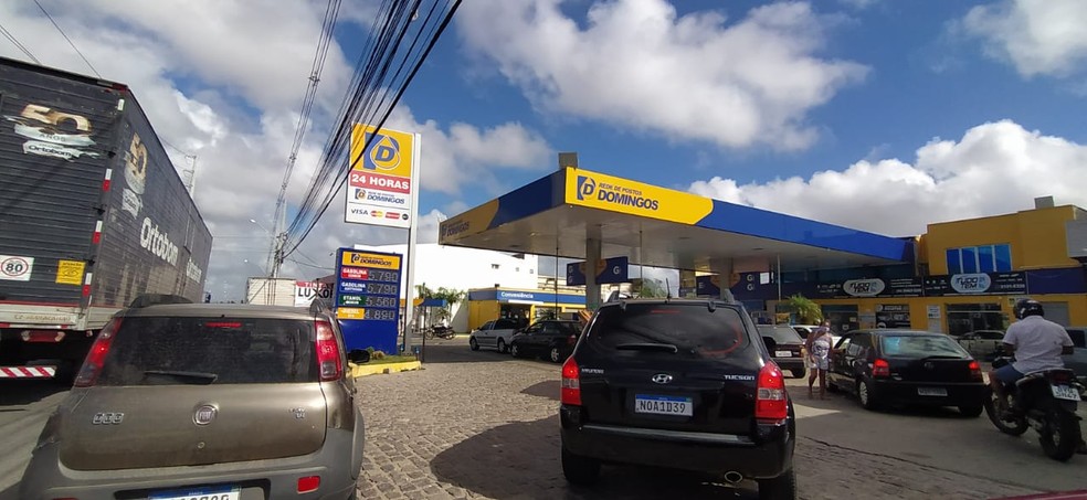 Motoristas fazem filas em postos que ainda vendem gasolina abaixo de R$ 6 neste sábado (4) em Natal. — Foto: Pedro Vitorino