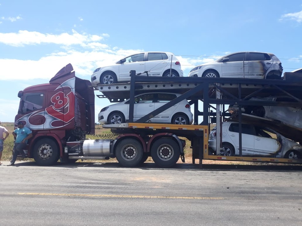 Apenas dois dos carros que estavam no caminhão não pegaram fogo — Foto: BPRv