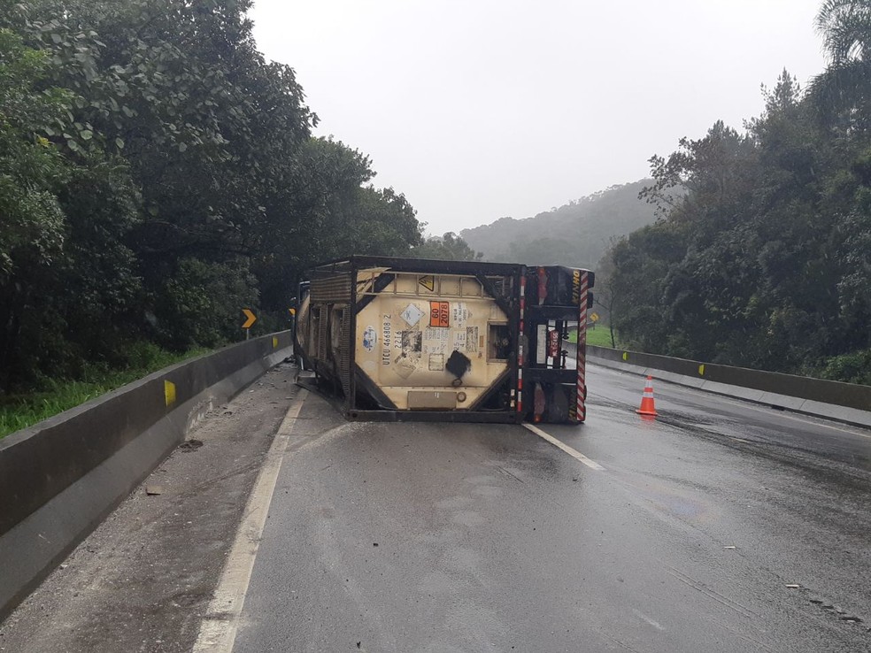 De acordo com a Concessionária Autopista Litoral Sul, o tanque da carreta apresenta uma rachadura, com risco de rompimento e vazamento da carga — Foto: PRF/Divulgação