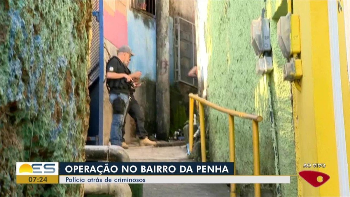 Polícia procura traficantes em operação no Complexo da Penha, em