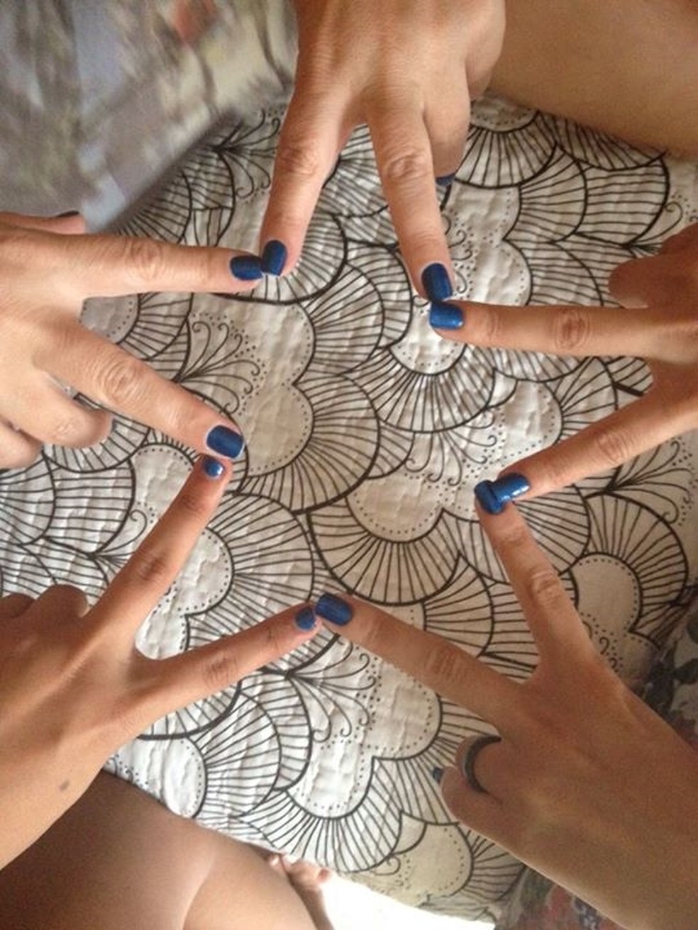 Fabiola, Jennyfer e Jordanna passaram a fazer as unhas com a mesma cor de esmalte para economizar (Foto: Arquivo pessoal)