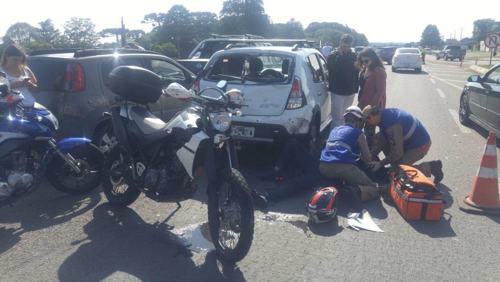 Um motociclista ficou ferido em uma batida na BR-277, na saída para o litoral. — Foto: Jorge Melo/RPC