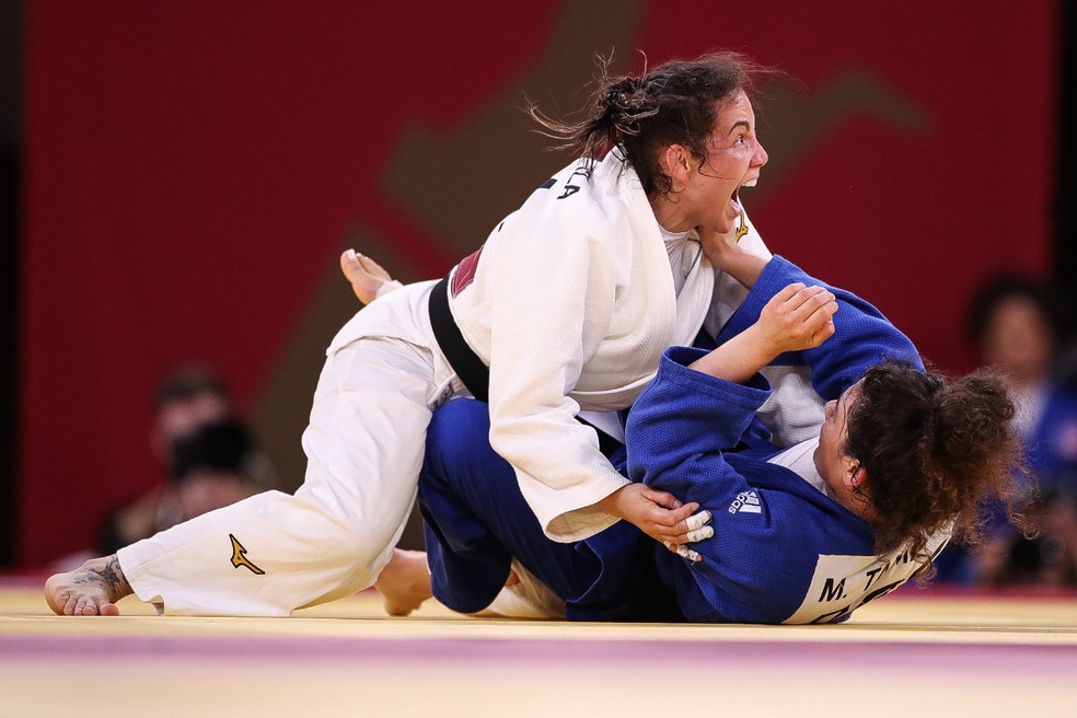 Maria Portela busca o golpe em cima de Madina Taimazova — Foto: Gaspar Nóbrega/COB