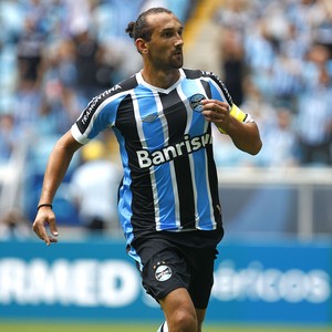 Comentarista vê Grêmio meio perdido sem Barcos: Referência
