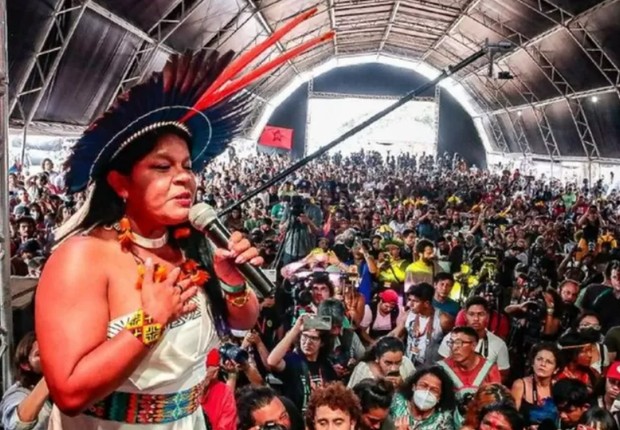 BBC - Sônia Guajajara discursa em ato político durante acampamento de indígenas, em Brasília, há uma semana (Foto: ALASS DERIVAS/MÍDIA NINJA (via BBC))