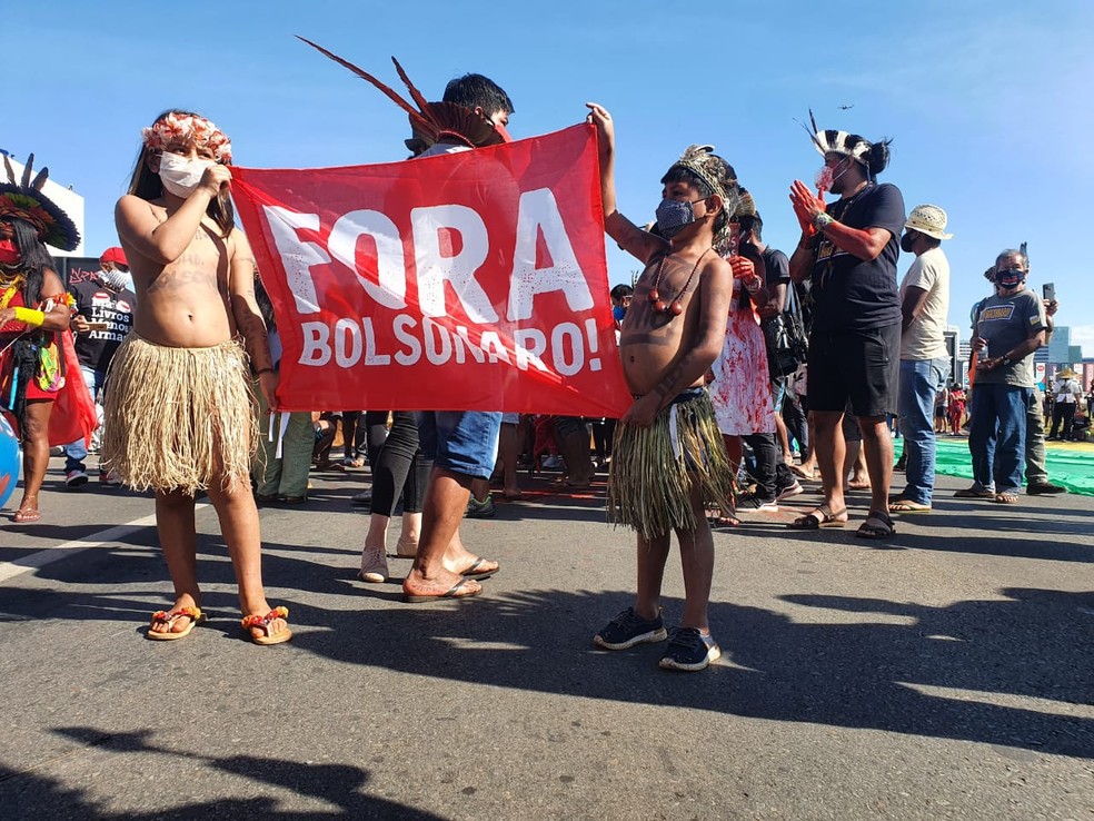 Indígenas participam de protesto contra Bolsonaro, em Brasília — Foto: Pedro Henrique Gomes/ G1