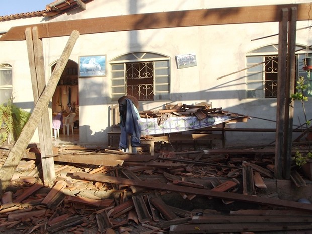 Casa atingida por tremores em Montes Claros (Foto: Michelly Oda / G1)