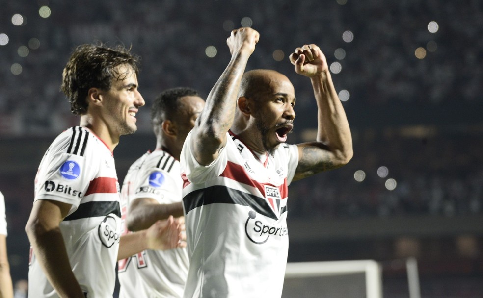 Patrick comemora gol ao lado de Igor Gomes em São Paulo x Universidad Católica — Foto: Marcos Ribolli