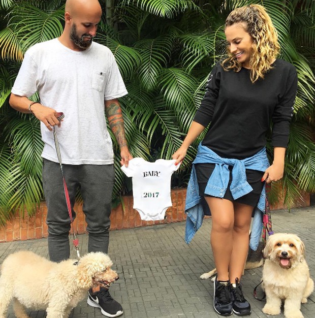 Maíra Charken, Renato e os cachorros (Foto: Reprodução/Instagram)