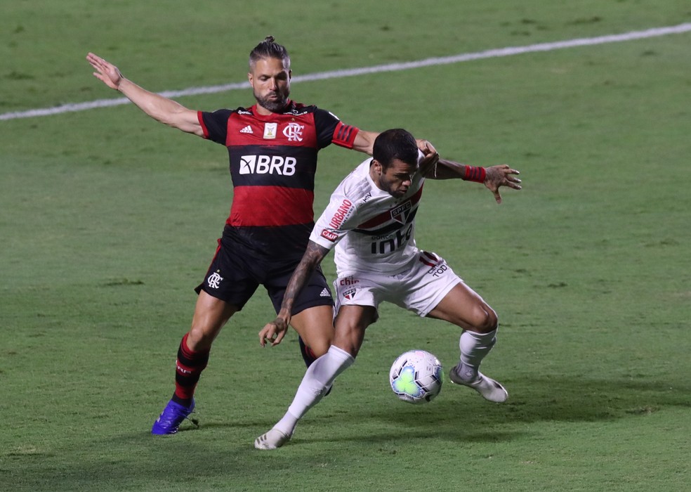 Diego, do Flamengo, disputa a bola com Daniel Alves, do São Paulo, em jogo válido pela última rodada do Brasileirão — Foto: Amanda Perobelli/Reuters