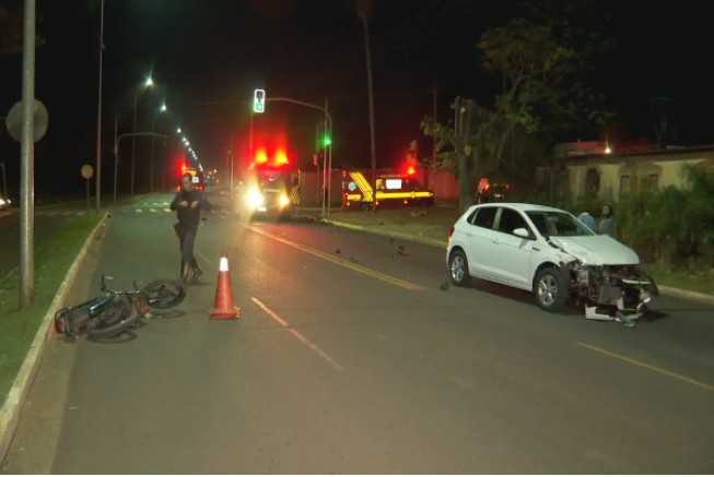 Casal em motocicleta fica em estado grave após colisão com carro na avenida Nasri Saiufi