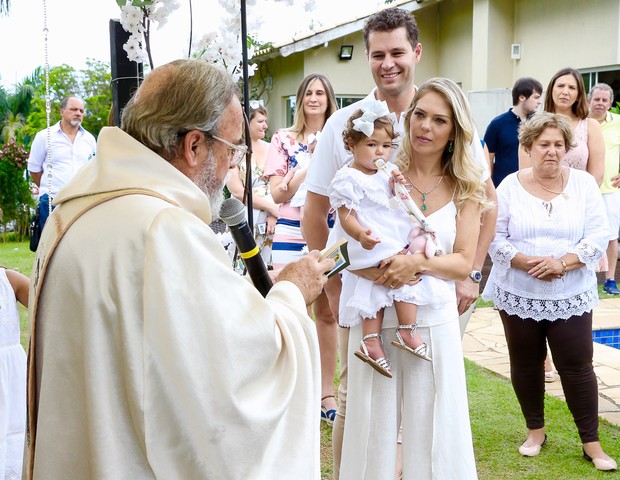 Batizado de Maria Vitória, filha de Pedro Leonardo com Thais Gebelein (Foto: Manuela Scarpa/Brazil News)