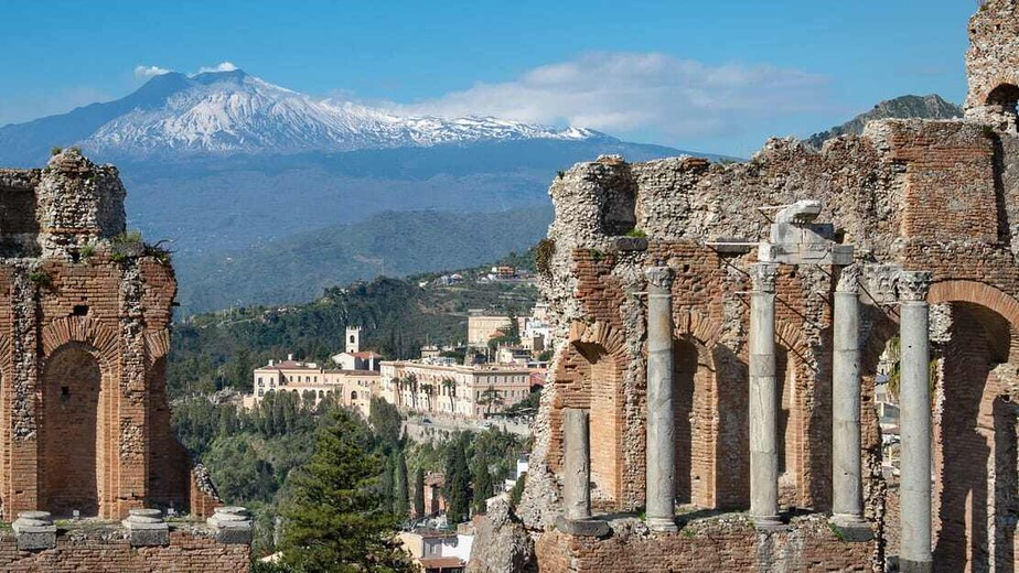 Foto paranômica da vista que o l Four Seasons Taormina fornece aos hóspedes