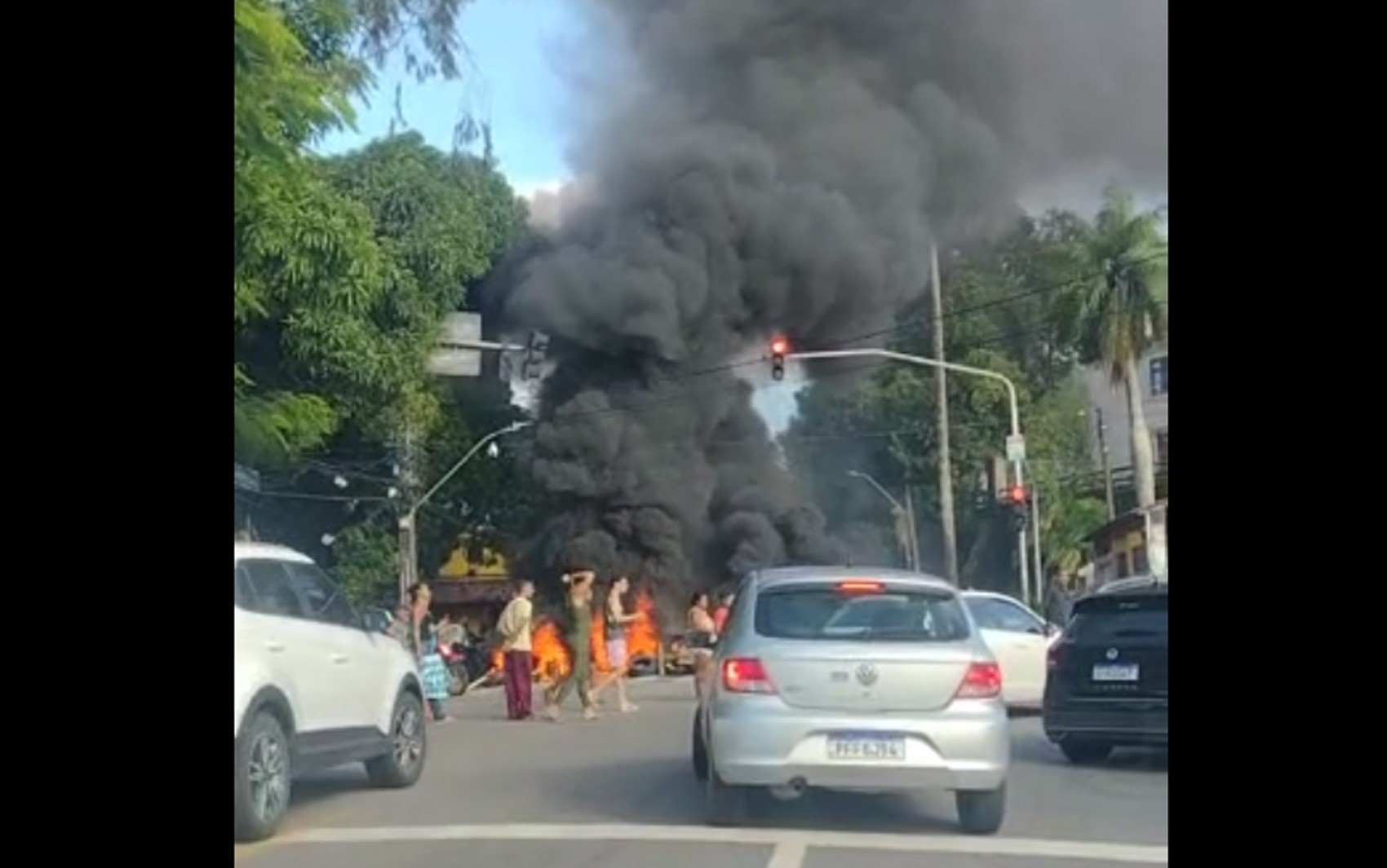 Protesto interdita rua e complica trânsito em Apipucos, no Recife