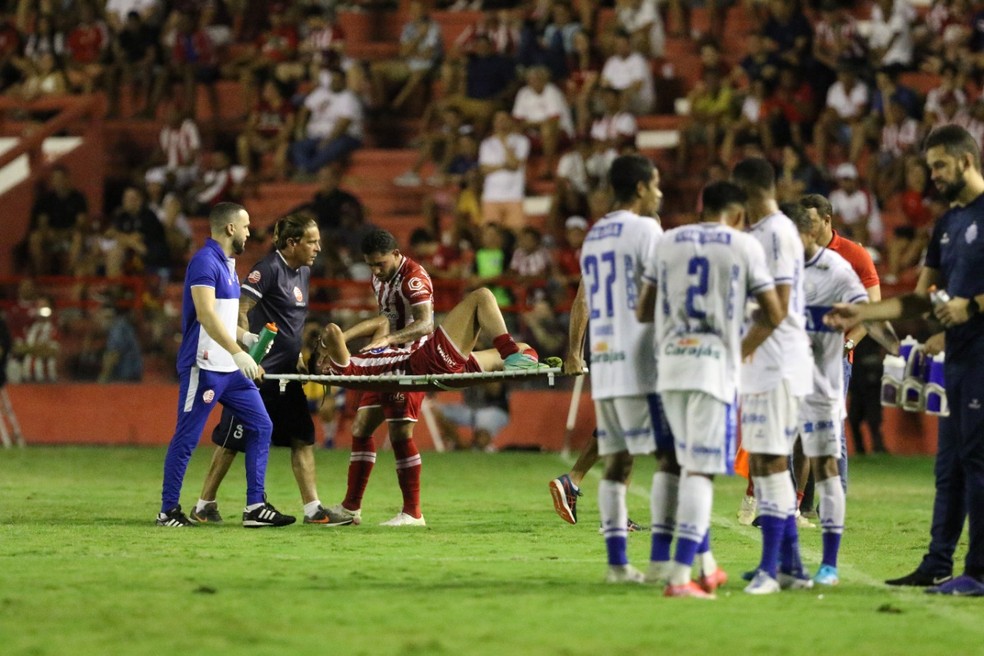 Bryan é substituído com muitas dores após machucar joelho em que havia se recuperado de cirurgia — Foto: Marlon Costa/Pernambuco Press