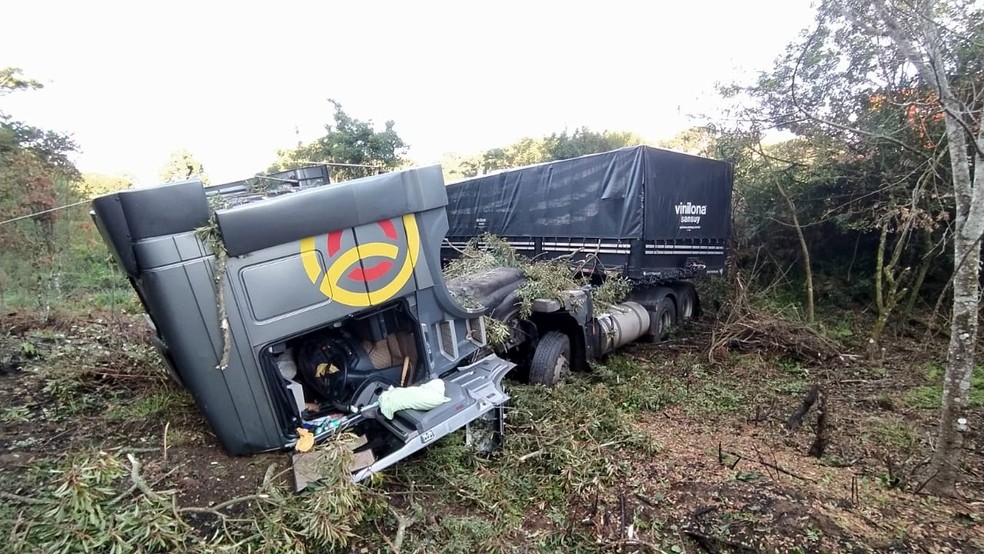 Carreta parou sobre o carro de passeio em Curitibanos — Foto: PRF/Divulgação