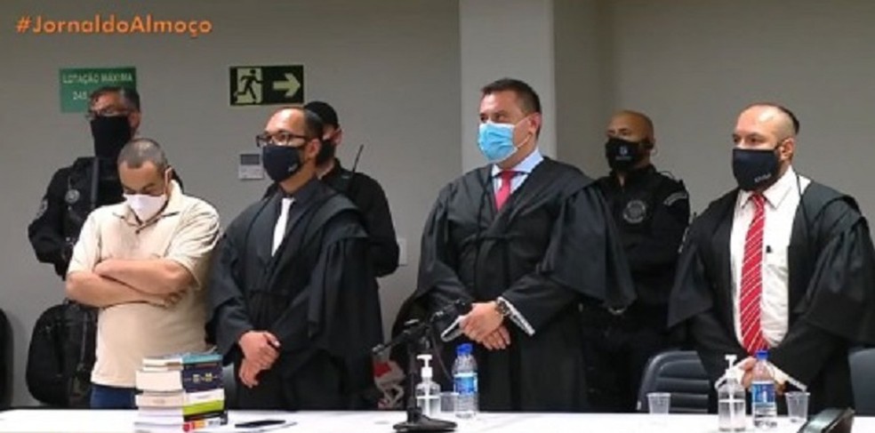 Juliano (&agrave; esquerda) durante julgamento que o condenou a mais de 36 anos pelo estupro e a morte da menina Naiara &mdash; Foto: Reprodu&ccedil;&atilde;o/RBS TV
