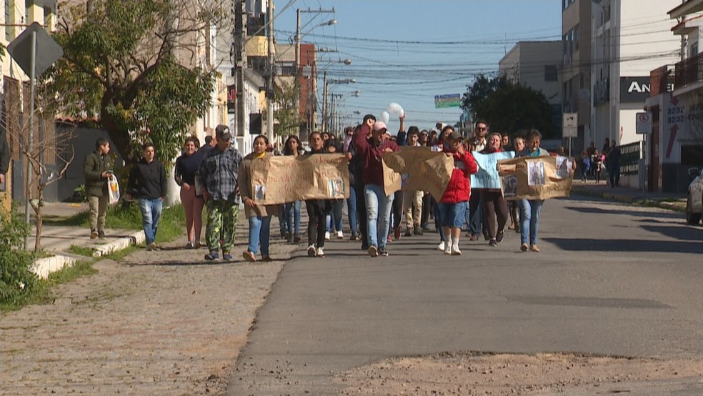 Manifestantes pedem justiça nas investigações da morte de Gabriel Marques Cavalheiro, em São Gabriel — Foto: Reprodução/RBS TV