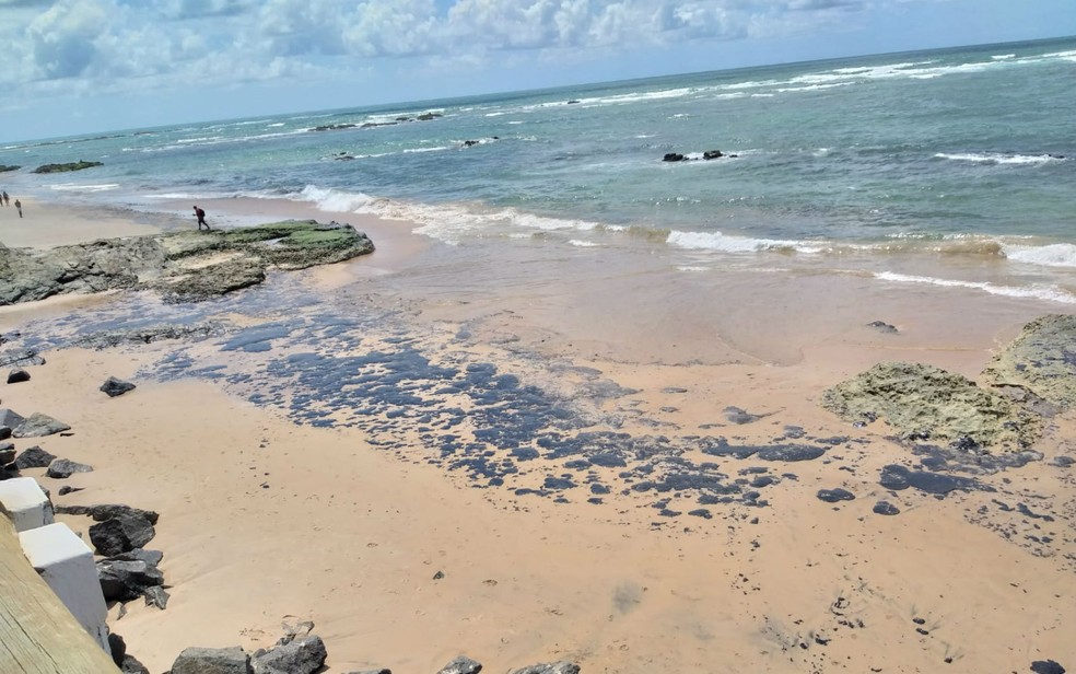 Manchas de óleo chegam à praia da Pituba, em Salvador — Foto: Alan Oliveira/G1 BA