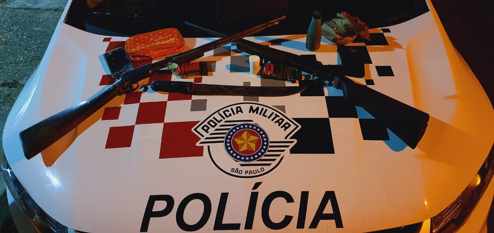 Polícia Militar apreendeu um facão, armas de fogo e munições — Foto: Polícia Militar