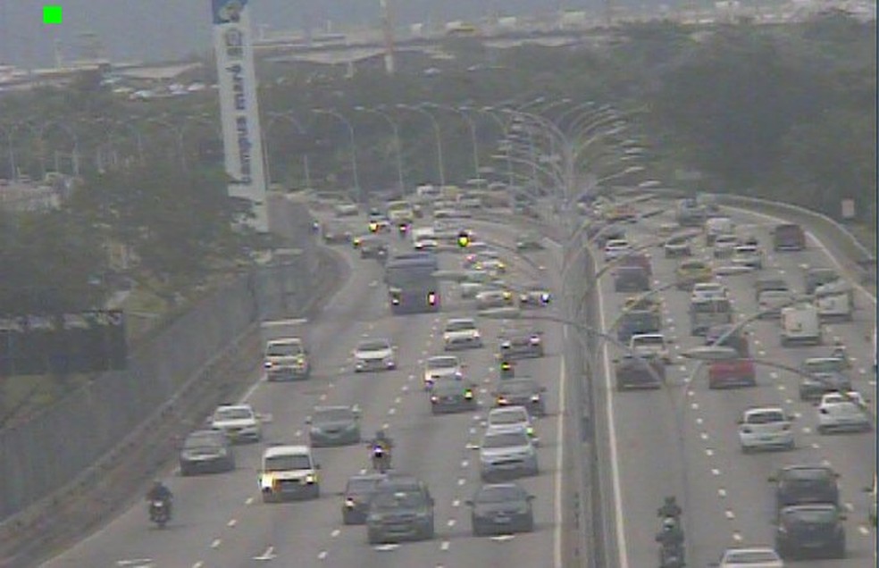 Trânsito intenso na Linha Vermelha, próximo ao Complexo da Maré (Foto: Reprodução/ Centro de Operações)