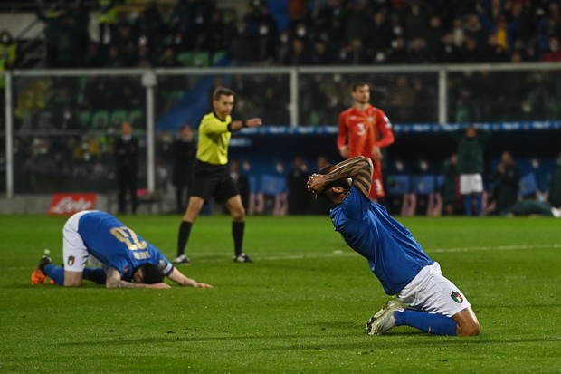 Italiens Spieler trauern um die Niederlage gegen Nordmazedonien (Foto: Tullio M.Puglia / Getty Images)