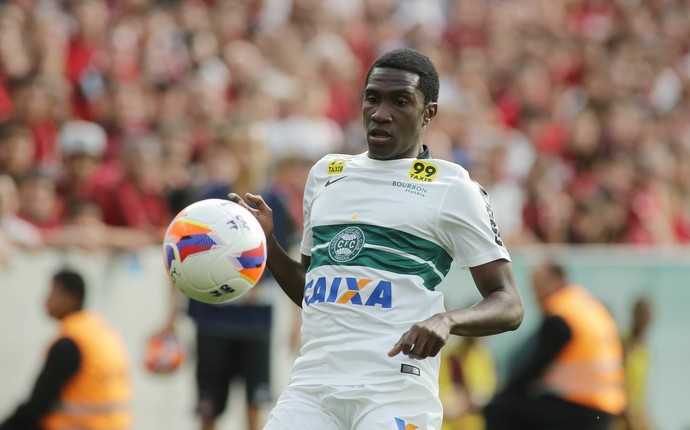 Com aval de Roger, Grêmio sonda a contratação de Negueba, do Coritiba